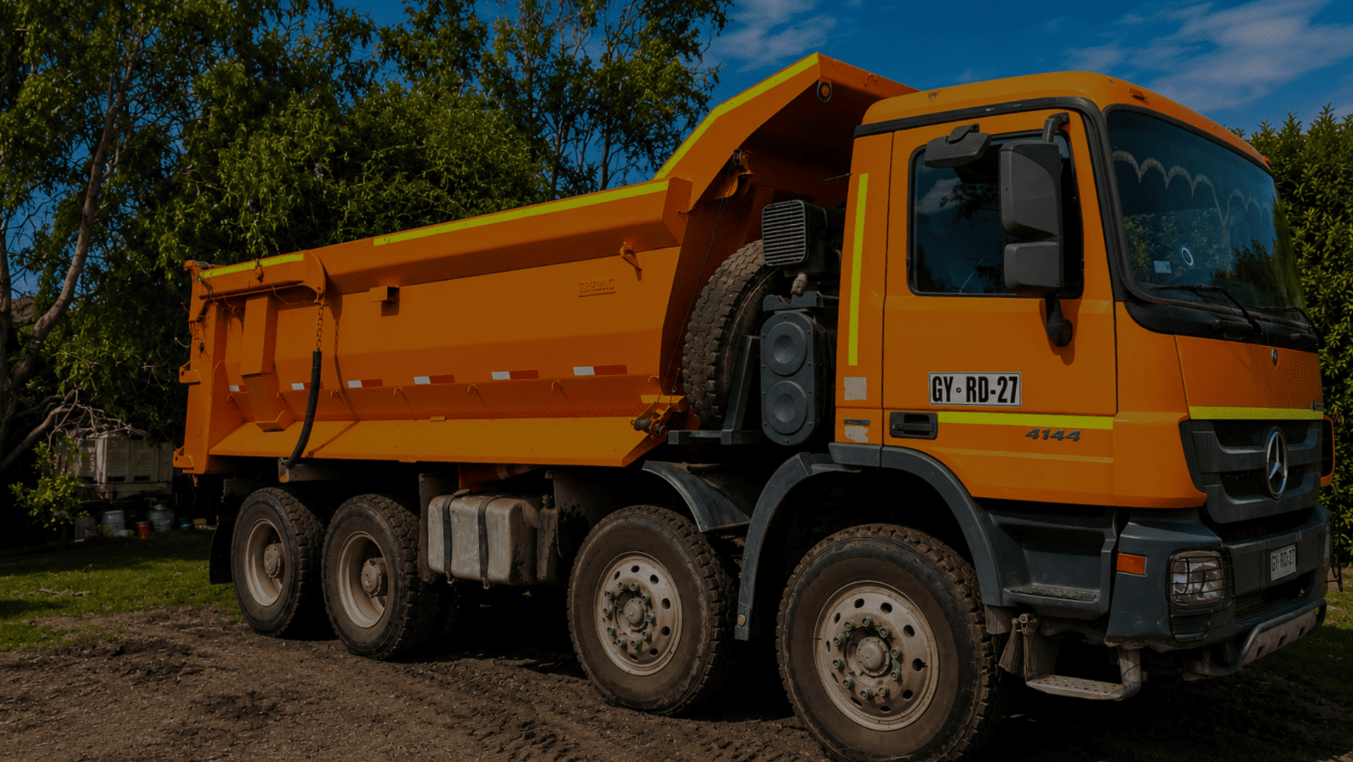 Retiro de escombros con retroexcavadora y camión tolva en Melipilla